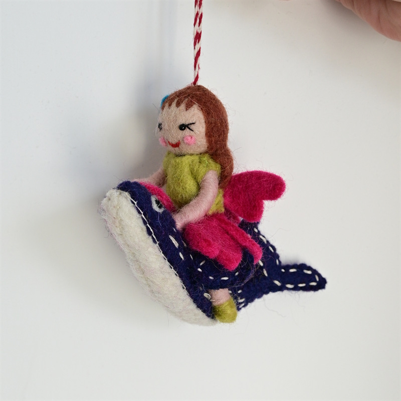 Rankų darbo vilnos filco pakabukas kuprinei – pudelis jauniklis, mažų gyvūnėlių raštas, saldus ir šaltas stilius, asmeninė tendencija, 2025 ruduo