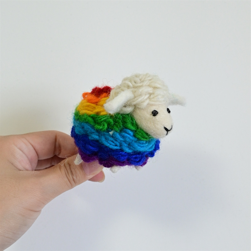 Rankų darbo vilnos filco pakabukas kuprinei – pudelis jauniklis, mažų gyvūnėlių raštas, saldus ir šaltas stilius, asmeninė tendencija, 2025 ruduo