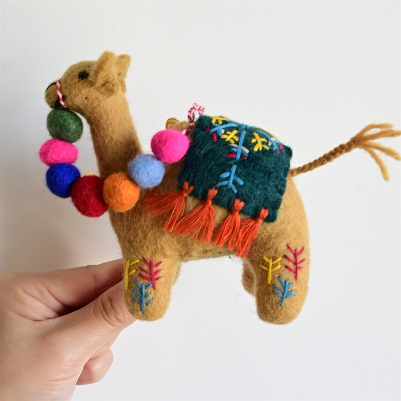 Rankų darbo vilnos filco pakabukas kuprinei – pudelis jauniklis, mažų gyvūnėlių raštas, saldus ir šaltas stilius, asmeninė tendencija, 2025 ruduo