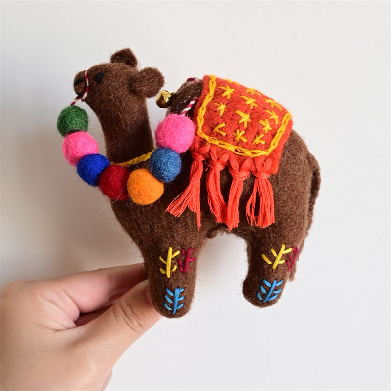 Rankų darbo vilnos filco pakabukas kuprinei – pudelis jauniklis, mažų gyvūnėlių raštas, saldus ir šaltas stilius, asmeninė tendencija, 2025 ruduo