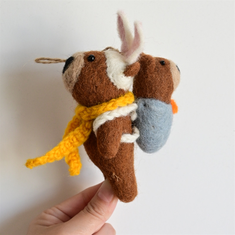 Rankų darbo vilnos filco pakabukas kuprinei – pudelis jauniklis, mažų gyvūnėlių raštas, saldus ir šaltas stilius, asmeninė tendencija, 2025 ruduo