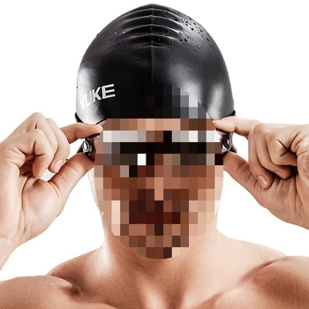 Vyrų maudymosi komplektas su maudymosi šortais, plaukimo akiniais ir kepure – poliesterio audinys, spausdintas raštas, poliesterio įdėklas; tinkamas plaukimui ir vandens sportams.