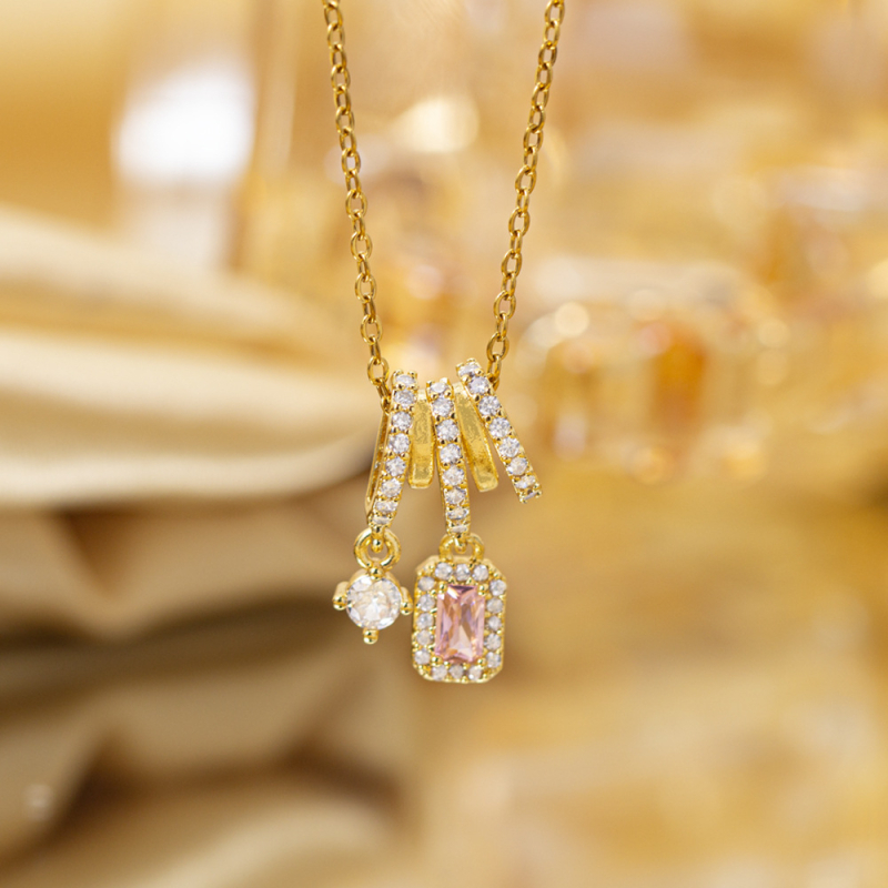 Titano plieno kaklo vėrinys su keturių lapų dobilu pakabuku, varinis įdėtas su cirkoniais, mikro įtvirtinimas, grandinėlė Flash o chain