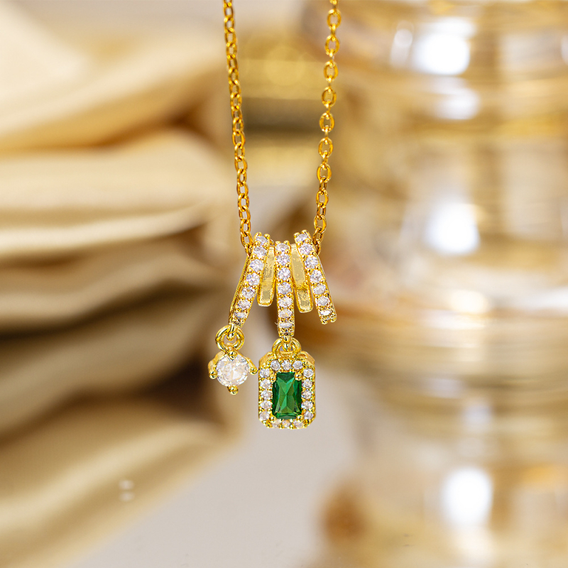 Titano plieno kaklo vėrinys su keturių lapų dobilu pakabuku, varinis įdėtas su cirkoniais, mikro įtvirtinimas, grandinėlė Flash o chain