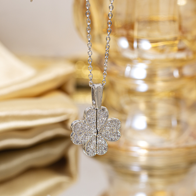 Titano plieno kaklo vėrinys su keturių lapų dobilu pakabuku, varinis įdėtas su cirkoniais, mikro įtvirtinimas, grandinėlė Flash o chain