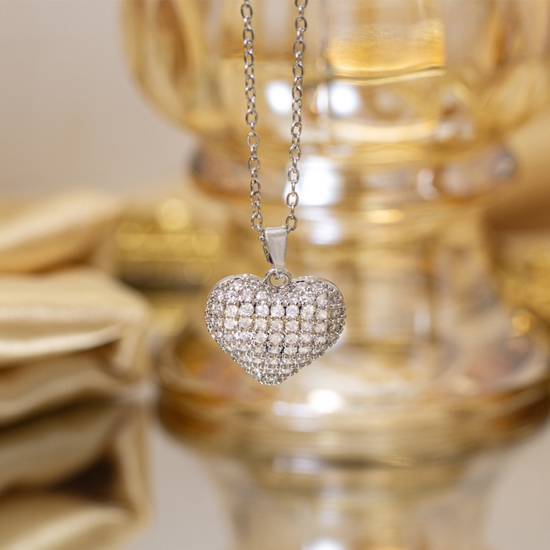 Titano plieno kaklo vėrinys su keturių lapų dobilu pakabuku, varinis įdėtas su cirkoniais, mikro įtvirtinimas, grandinėlė Flash o chain