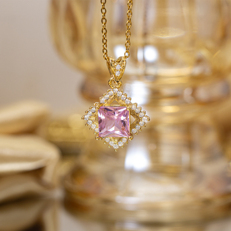 Titano plieno kaklo vėrinys su keturių lapų dobilu pakabuku, varinis įdėtas su cirkoniais, mikro įtvirtinimas, grandinėlė Flash o chain