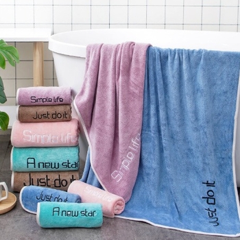 Greitai džiūstantis koralo veliūro vonios rankšluostis | 200–300 g, 150D siūlai, kraštas siuvimas