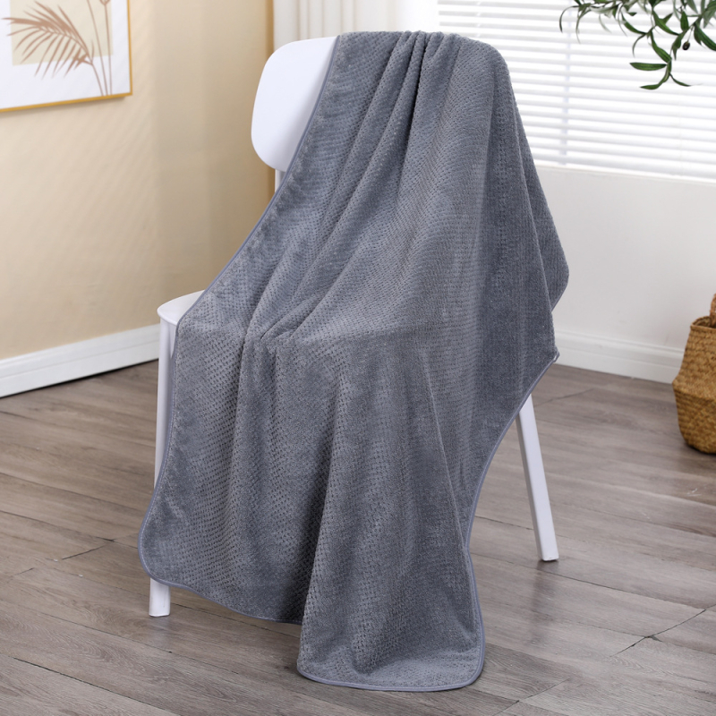 Greitai džiūstantis koralo veliūro vonios rankšluostis | 200–300 g, 150D siūlai, kraštas siuvimas