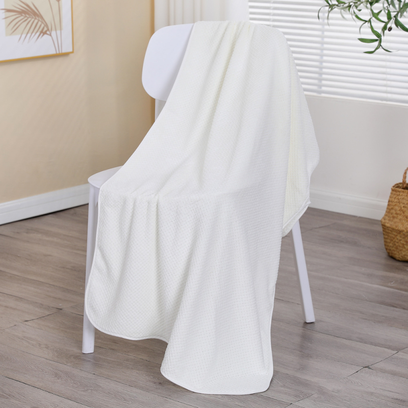 Greitai džiūstantis koralo veliūro vonios rankšluostis | 200–300 g, 150D siūlai, kraštas siuvimas