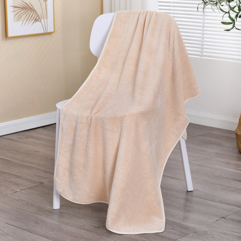 Greitai džiūstantis koralo veliūro vonios rankšluostis | 200–300 g, 150D siūlai, kraštas siuvimas