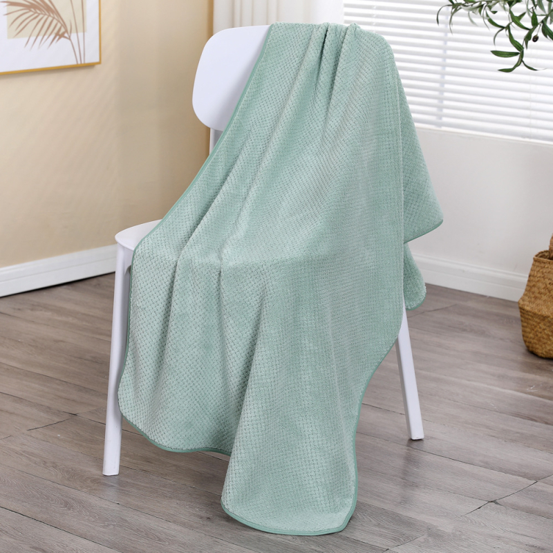 Greitai džiūstantis koralo veliūro vonios rankšluostis | 200–300 g, 150D siūlai, kraštas siuvimas