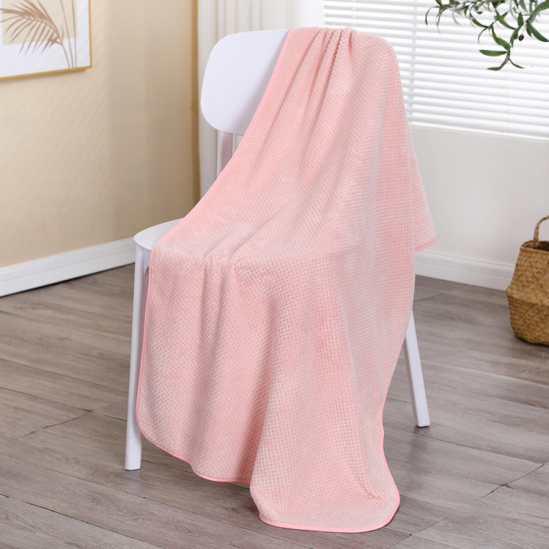 Greitai džiūstantis koralo veliūro vonios rankšluostis | 200–300 g, 150D siūlai, kraštas siuvimas