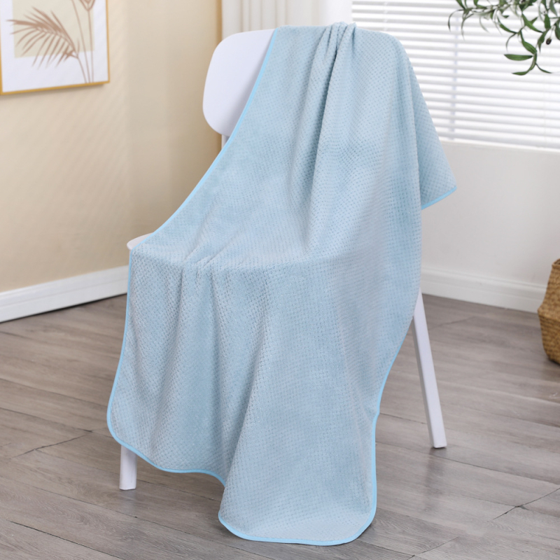 Greitai džiūstantis koralo veliūro vonios rankšluostis | 200–300 g, 150D siūlai, kraštas siuvimas