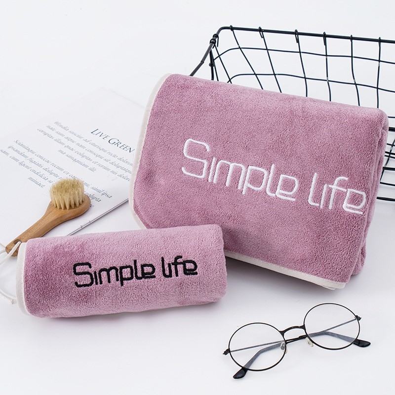 Greitai džiūstantis koralo veliūro vonios rankšluostis | 200–300 g, 150D siūlai, kraštas siuvimas