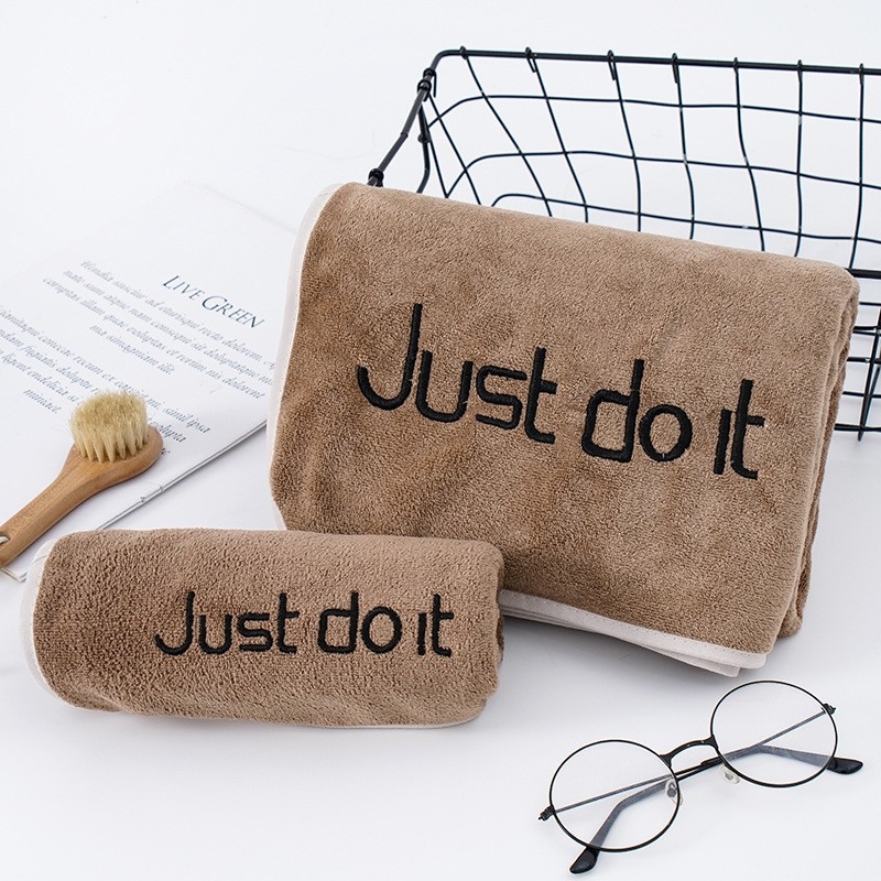 Greitai džiūstantis koralo veliūro vonios rankšluostis | 200–300 g, 150D siūlai, kraštas siuvimas