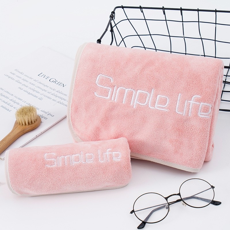 Greitai džiūstantis koralo veliūro vonios rankšluostis | 200–300 g, 150D siūlai, kraštas siuvimas