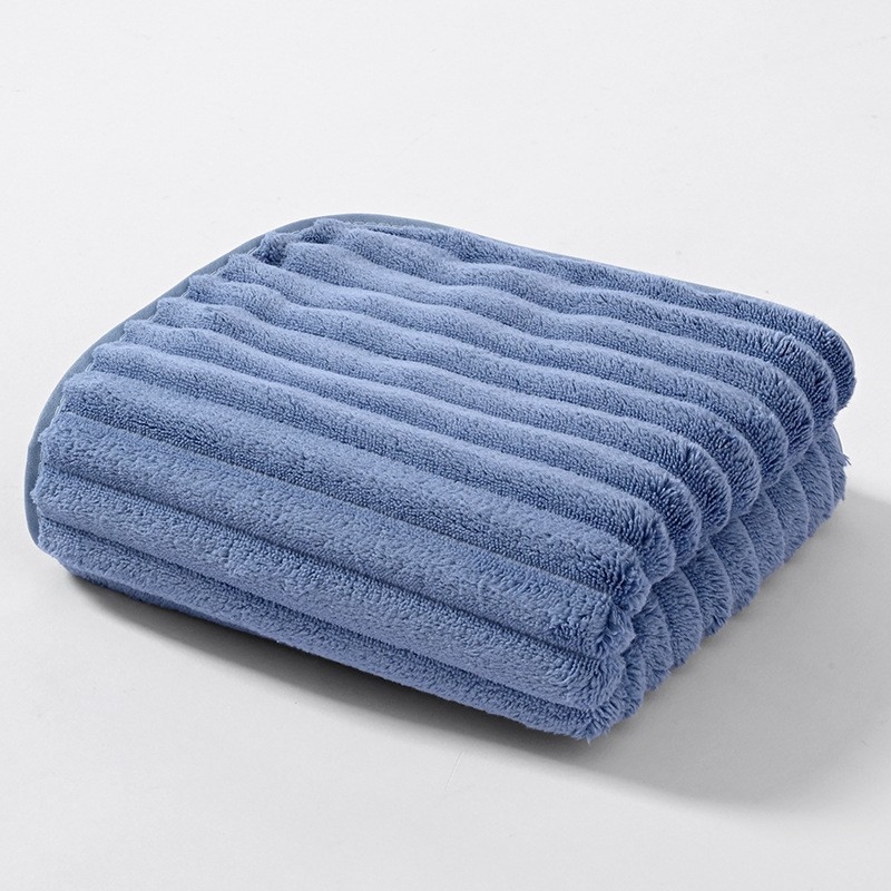 Greitai džiūstantis koralo veliūro vonios rankšluostis | 200–300 g, 150D siūlai, kraštas siuvimas