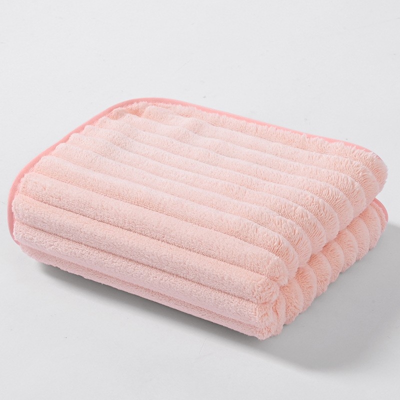 Greitai džiūstantis koralo veliūro vonios rankšluostis | 200–300 g, 150D siūlai, kraštas siuvimas