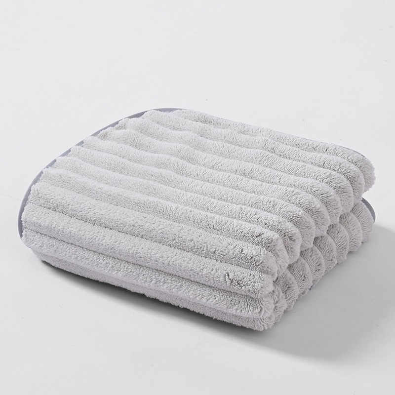 Greitai džiūstantis koralo veliūro vonios rankšluostis | 200–300 g, 150D siūlai, kraštas siuvimas