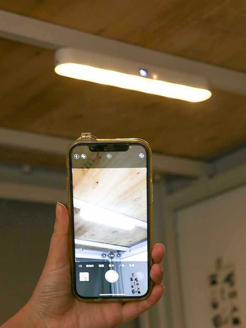 Naktinė lemputė šalia lovos su ABS gaubtu, balsinis valdymas, įmontuota baterija, įtampa iki 36V, CRI ≥95