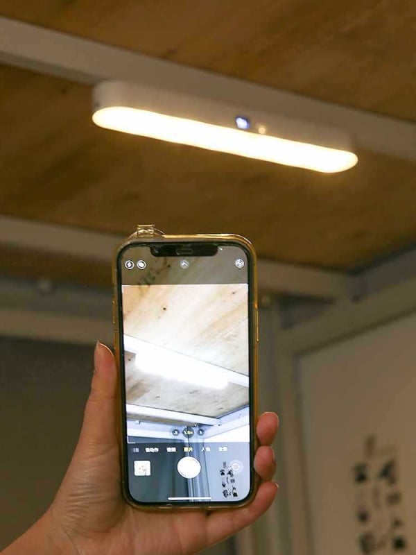 Naktinė lemputė šalia lovos su ABS gaubtu, balsinis valdymas, įmontuota baterija, įtampa iki 36V, CRI ≥95