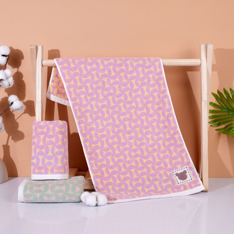 Medvilninis veido rankšluostis suaugusiems, storas ir sugeriančios, logotipo pritaikymas; siūlai 32s; svoris 100–120 g; apdaila: siuvimas, džakardas