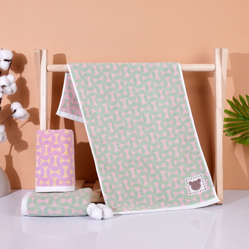 Medvilninis veido rankšluostis suaugusiems, storas ir sugeriančios, logotipo pritaikymas; siūlai 32s; svoris 100–120 g; apdaila: siuvimas, džakardas