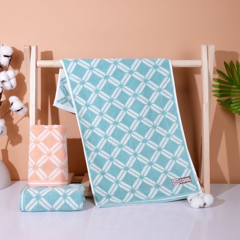 Medvilninis veido rankšluostis suaugusiems, storas ir sugeriančios, logotipo pritaikymas; siūlai 32s; svoris 100–120 g; apdaila: siuvimas, džakardas