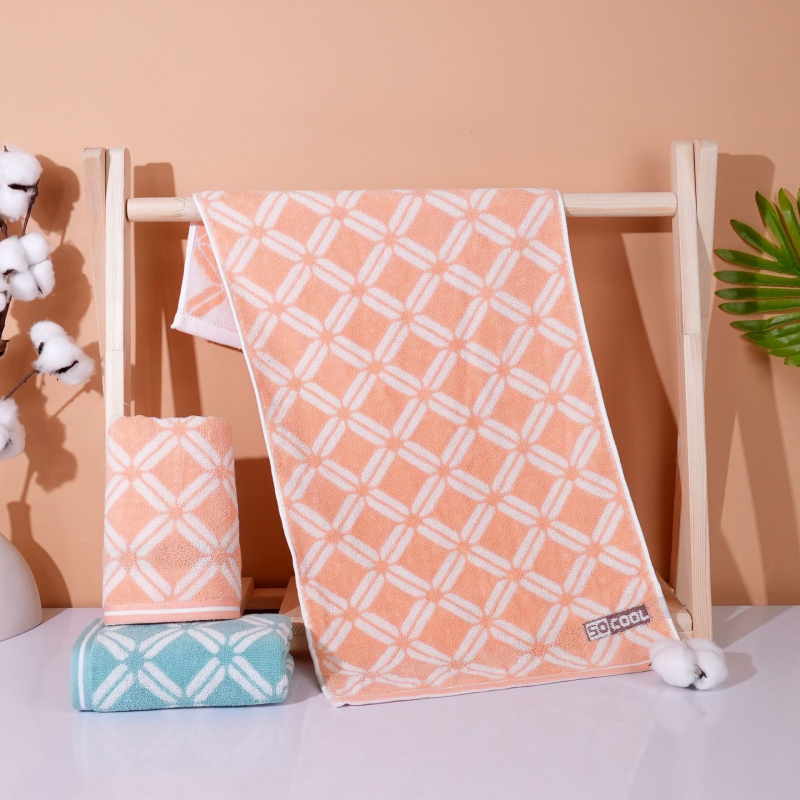 Medvilninis veido rankšluostis suaugusiems, storas ir sugeriančios, logotipo pritaikymas; siūlai 32s; svoris 100–120 g; apdaila: siuvimas, džakardas