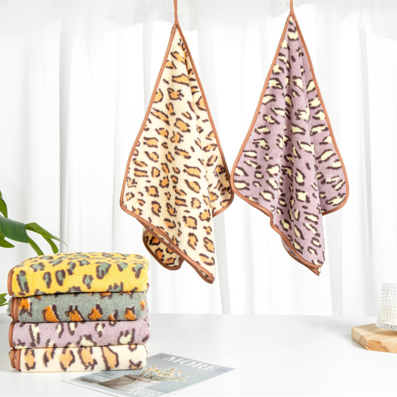 Leopardų spausdinimo koralinis fliso rankšluostis su pakabiniu dizainu, mažo svorio iki 100 g, 150D