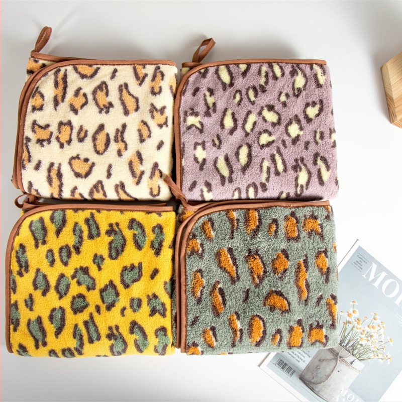 Leopardí vzor korálový fleece uterák na kúpanie s visiacim dizajnom, 150D, hladká väzba
