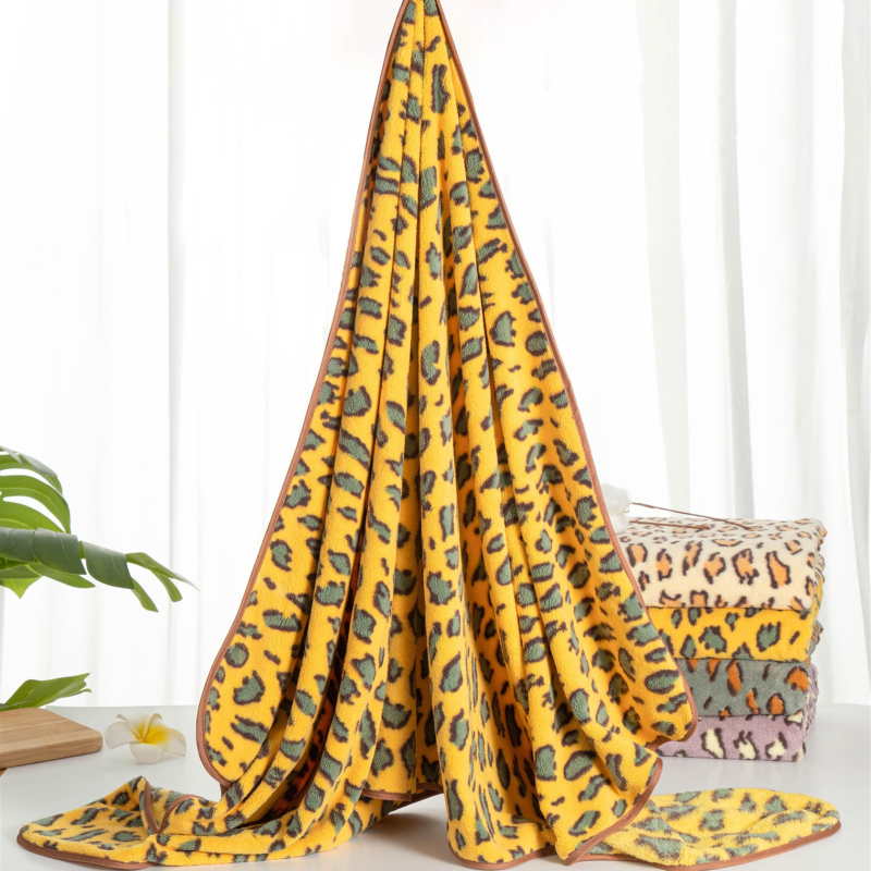 Leopardų spausdinimo koralinis fliso rankšluostis su pakabiniu dizainu, mažo svorio iki 100 g, 150D