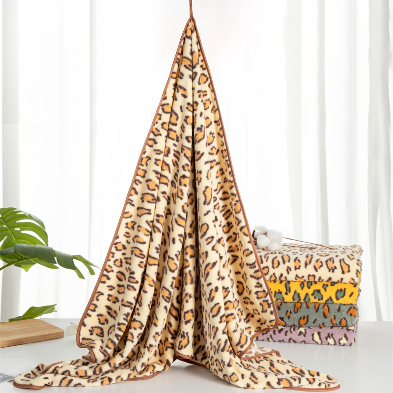 Leopardų spausdinimo koralinis fliso rankšluostis su pakabiniu dizainu, mažo svorio iki 100 g, 150D