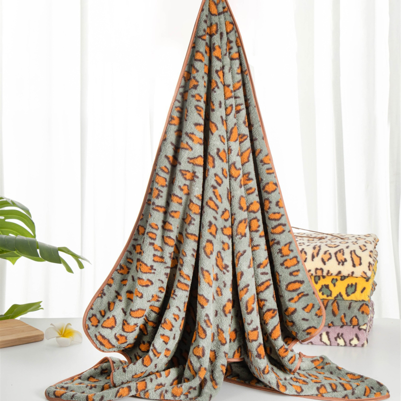 Leopardų spausdinimo koralinis fliso rankšluostis su pakabiniu dizainu, mažo svorio iki 100 g, 150D