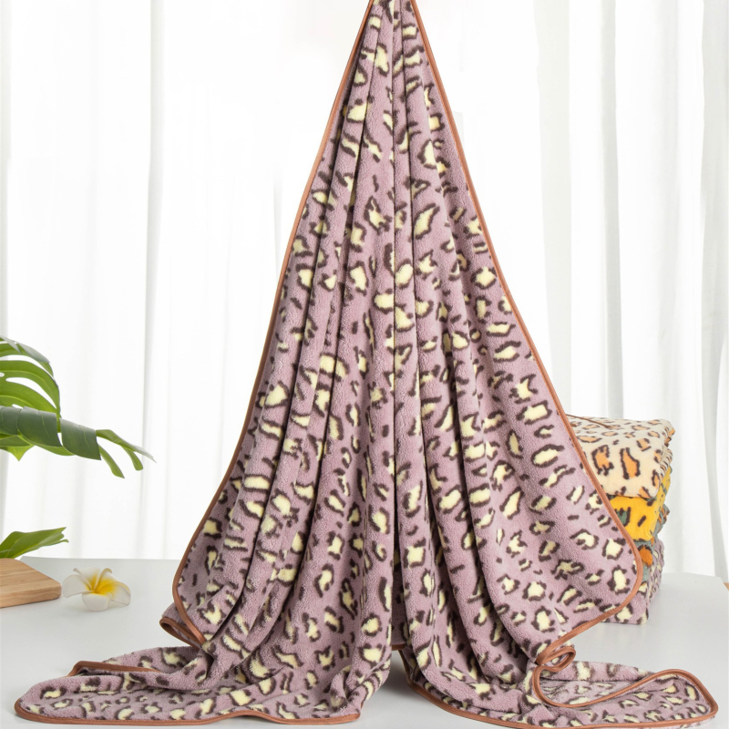 Leopardų spausdinimo koralinis fliso rankšluostis su pakabiniu dizainu, mažo svorio iki 100 g, 150D