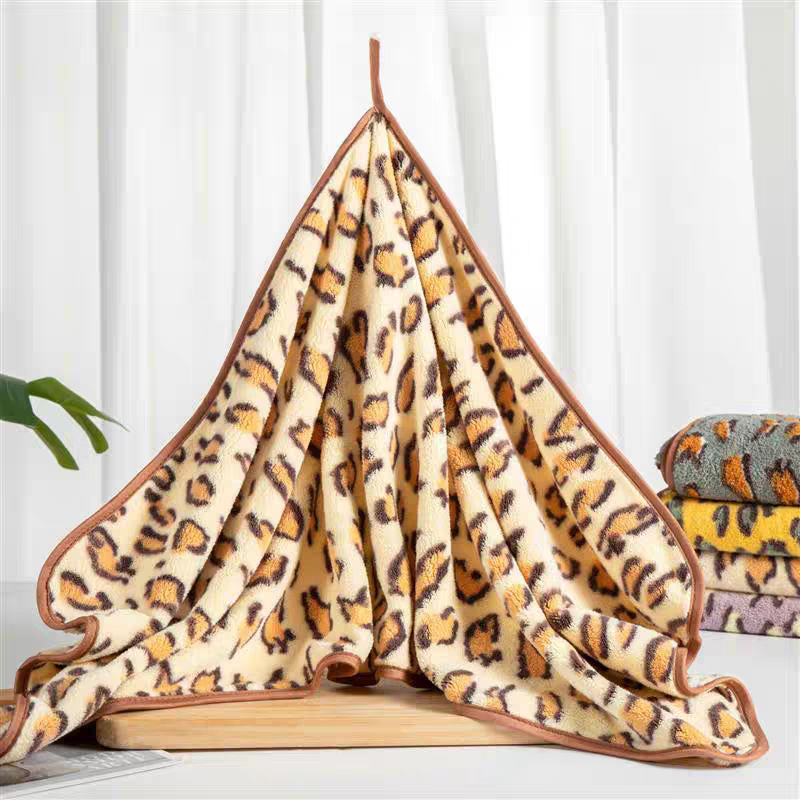 Leopardų spausdinimo koralinis fliso rankšluostis su pakabiniu dizainu, mažo svorio iki 100 g, 150D