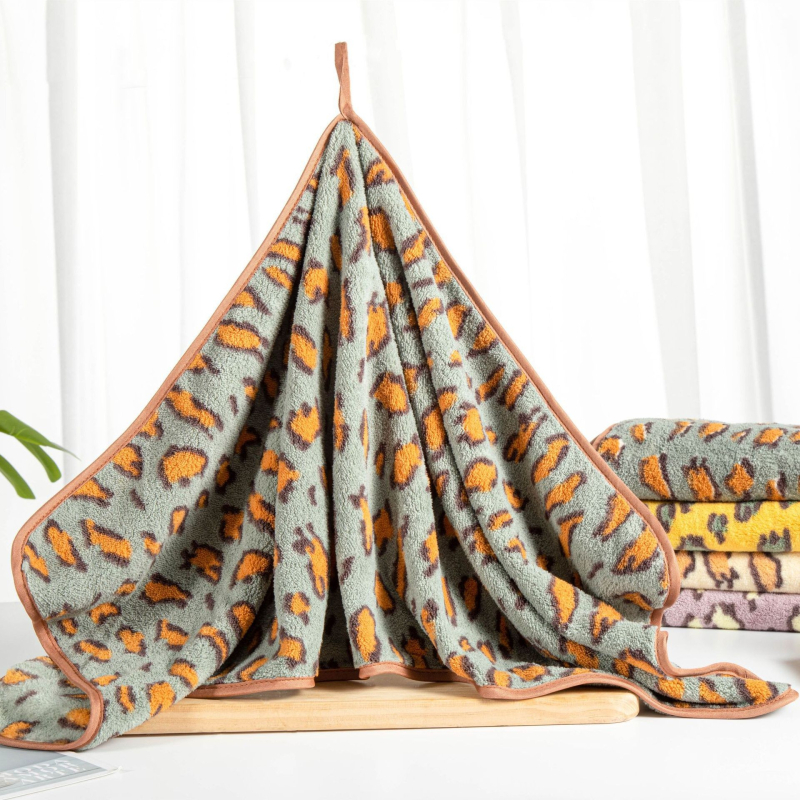 Leopardų spausdinimo koralinis fliso rankšluostis su pakabiniu dizainu, mažo svorio iki 100 g, 150D