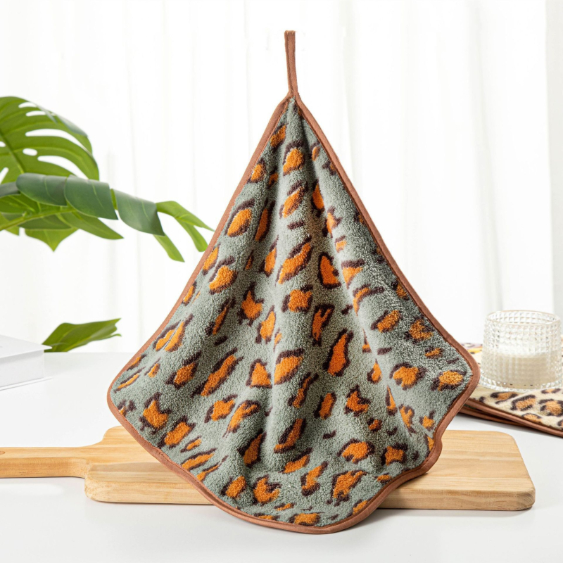 Leopardų spausdinimo koralinis fliso rankšluostis su pakabiniu dizainu, mažo svorio iki 100 g, 150D