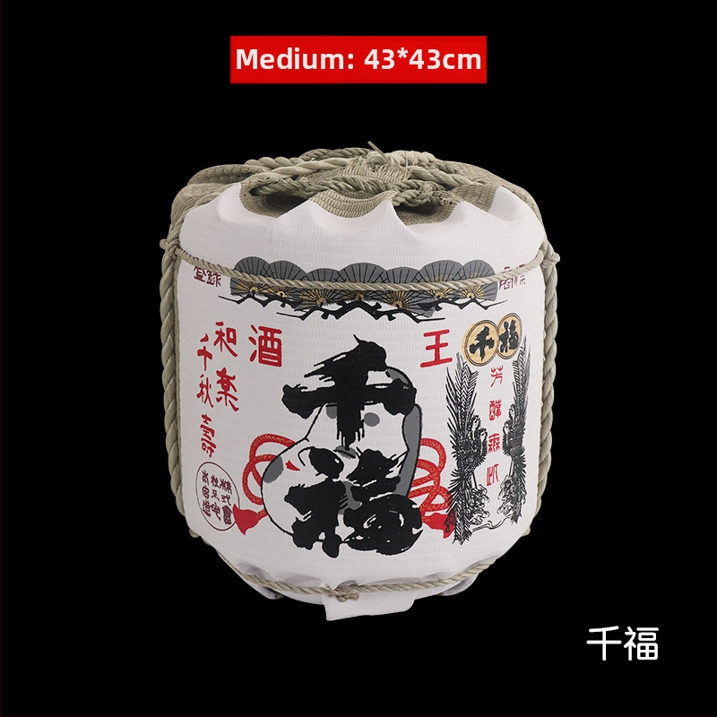 Japonų stiliaus dekoratyvinė vyno butelio rekvizitas sushi restoranams su krizantemų motyvu; medžiaga: šiaudai ir puta