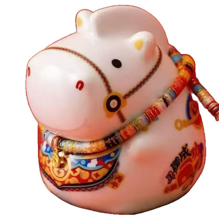 Keraminė arklių metų maskotė su monetų dėže – dekoratyvinė figūrėlė, asmeninė spauda, įmonės dovana dėžutėje