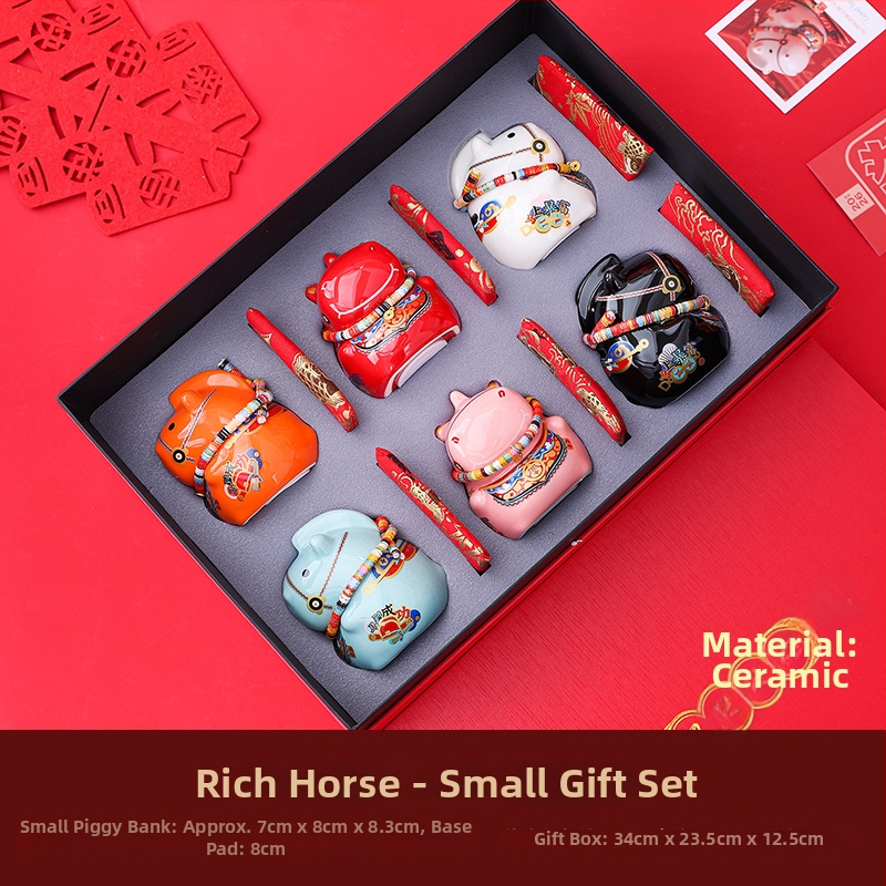 Keraminė arklių metų maskotė su monetų dėže – dekoratyvinė figūrėlė, asmeninė spauda, įmonės dovana dėžutėje