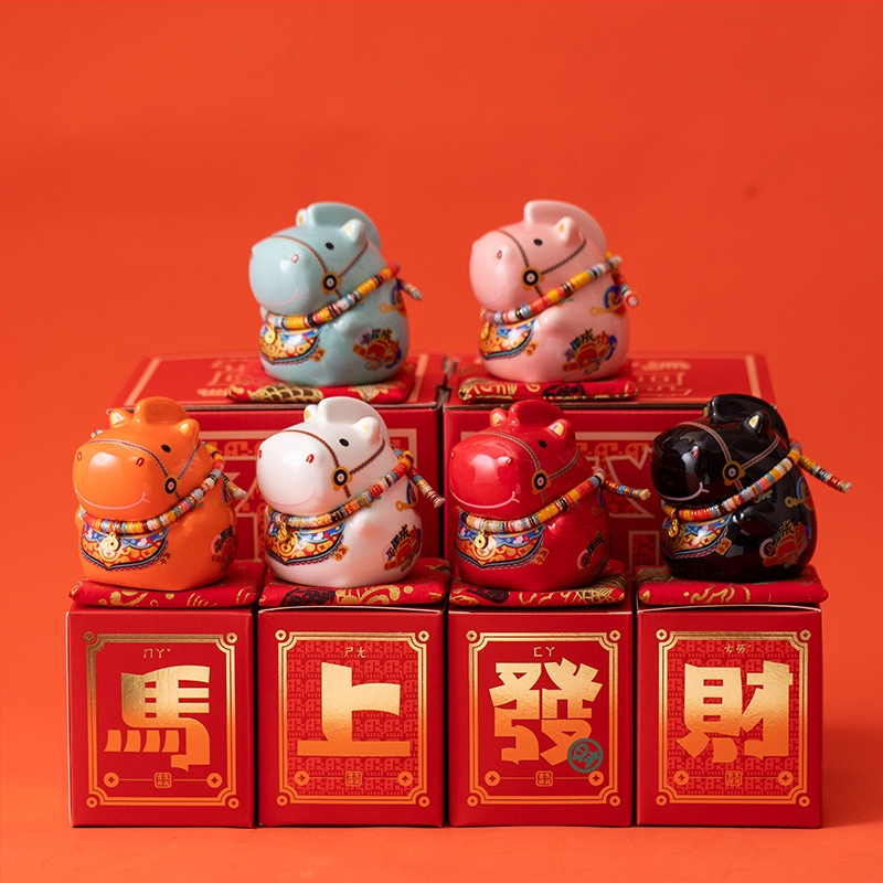 Keraminė arklių metų maskotė su monetų dėže – dekoratyvinė figūrėlė, asmeninė spauda, įmonės dovana dėžutėje