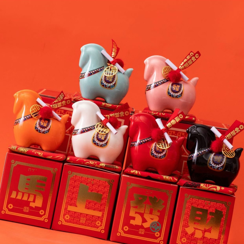 Keraminė arklių metų maskotė su monetų dėže – dekoratyvinė figūrėlė, asmeninė spauda, įmonės dovana dėžutėje