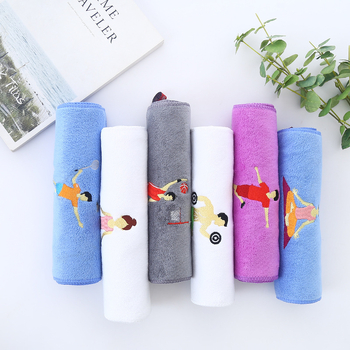 Sporto rankšluostis iš 80% poliamido pluošto, 110 g, greitas džiūvimas, drėgmės įsisavinimas 0–5 s, išsiūtas logotipas