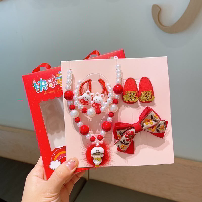 Mergaitėms skirtas princesės kaklo grandinėlės komplektas su plaukų aksesuarais — plastinės dervos pakabukas, kamuoliukų grandinė, karantis pakabukas, atskiras įpakavimas