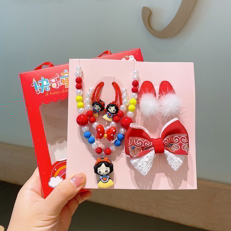 Mergaitėms skirtas princesės kaklo grandinėlės komplektas su plaukų aksesuarais — plastinės dervos pakabukas, kamuoliukų grandinė, karantis pakabukas, atskiras įpakavimas