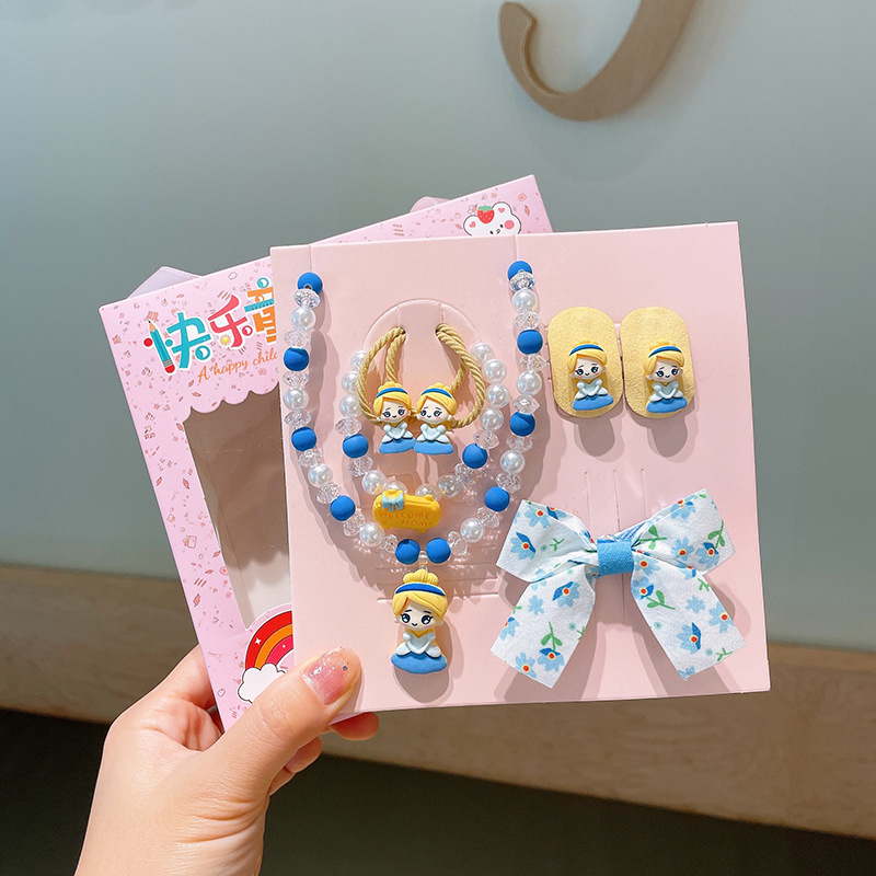 Mergaitėms skirtas princesės kaklo grandinėlės komplektas su plaukų aksesuarais — plastinės dervos pakabukas, kamuoliukų grandinė, karantis pakabukas, atskiras įpakavimas