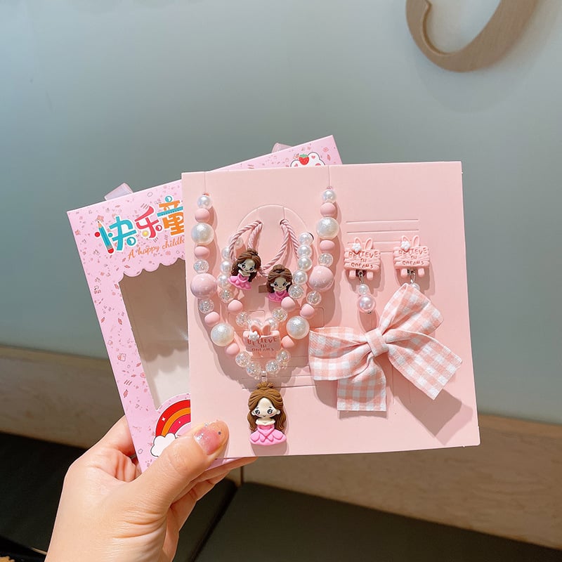 Mergaitėms skirtas princesės kaklo grandinėlės komplektas su plaukų aksesuarais — plastinės dervos pakabukas, kamuoliukų grandinė, karantis pakabukas, atskiras įpakavimas