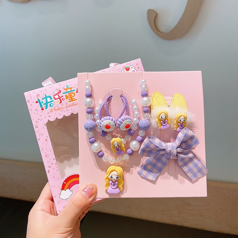 Mergaitėms skirtas princesės kaklo grandinėlės komplektas su plaukų aksesuarais — plastinės dervos pakabukas, kamuoliukų grandinė, karantis pakabukas, atskiras įpakavimas